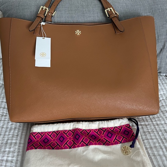 Tory Burch Emerson Bucket Tote - Picture 3 of 11